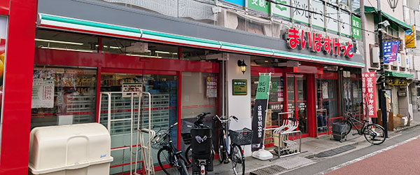 目印の赤い店舗